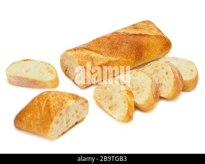 Baguette francese tagliato a pezzi isolato su bianco Foto Stock