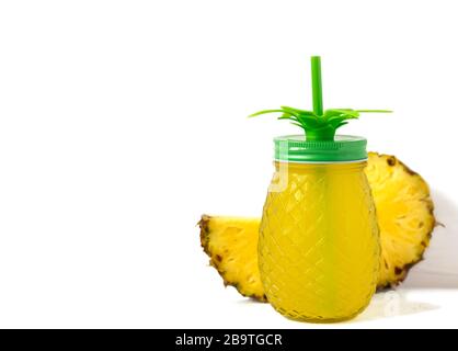 Succo di ananas in bottiglia isolato su sfondo bianco Foto Stock