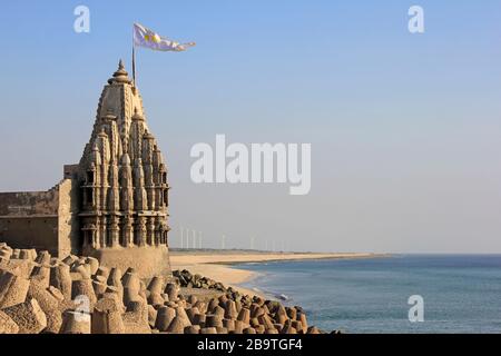 Tempio indù Samudra Narayan alla confluenza del fiume Gomti e del Mar Arabico a Dwarka, Gujarat, India Foto Stock