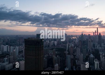 Vista aerea dell'area degli affari e del paesaggio urbano all'alba, West Nanjing Road, Jing` an District, Shanghai Foto Stock