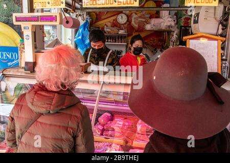 Uomo e donna che indossano maschere protettive durante la pandemia di Coronavirus, Seoul, Corea del Sud Foto Stock