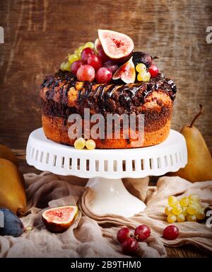 Torta al cioccolato decorata con frutta fresca Foto Stock