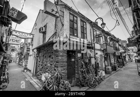 Un piccolo vicolo pieno di piccoli bar sulla strada posteriore nell'area di Golden Gai durante il giorno. Situato nel quartiere a luci rosse di Kabukichō, Shinjuku Ward, Tokyo, Giappone Foto Stock
