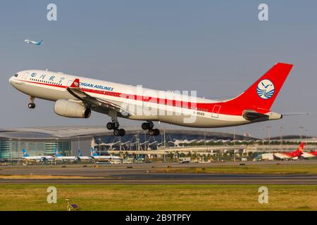 Guangzhou, Cina – 23 settembre 2019: Aeroplano Sichuan Airlines Airbus A330-300 all'aeroporto di Guangzhou (CAN) in Cina. Airbus è un aereo europeo ma Foto Stock