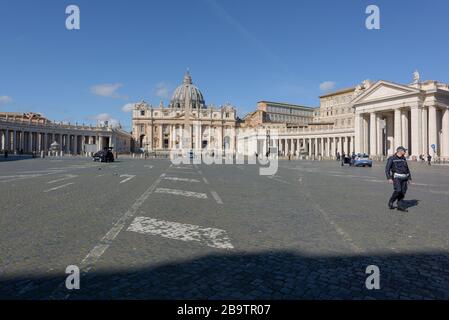 ROMA, ITALIA - 12 marzo 2020: La polizia municipale e i Carabinieri controllano l'accesso alla Piazza San Pietro del Vaticano, solo per trovare pochissimi turisti. Toda Foto Stock