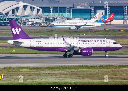 Guangzhou, Cina – 24 settembre 2019: Aereo WestAir Airbus A320neo all'aeroporto di Guangzhou (CAN) in Cina. Airbus è un produttore europeo di aeromobili Foto Stock