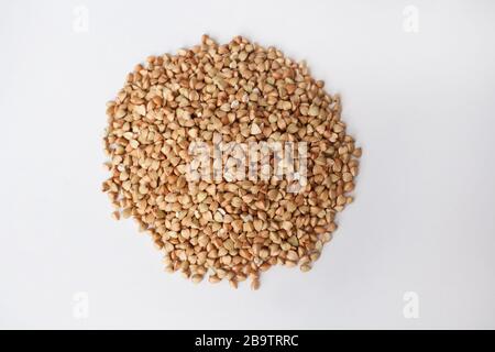 Un mucchio di grano saraceno su sfondo bianco Foto Stock