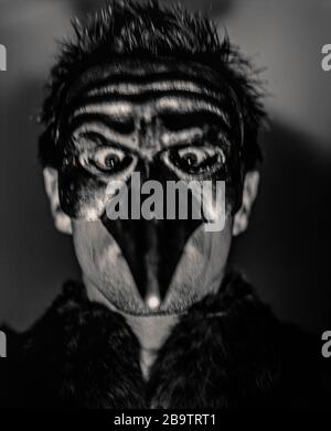Uomo che indossa la maschera veneziana medico della Peste Foto Stock