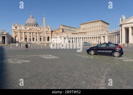 ROMA, ITALIA - 12 marzo 2020: La polizia municipale e i Carabinieri controllano l'accesso alla Piazza San Pietro del Vaticano, solo per trovare pochissimi turisti. Toda Foto Stock