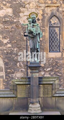 Statua di Maria che regge Gesù cristo. Foto Stock