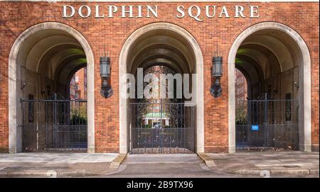 Gli archi di Dolphin Square sono appartamenti privati. Foto Stock