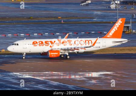 Gatwick, Regno Unito – 31 luglio 2018: Aeroplano easyJet Airbus A320 all'aeroporto di Gatwick (LGW) nel Regno Unito. Airbus è un aereo europeo Foto Stock