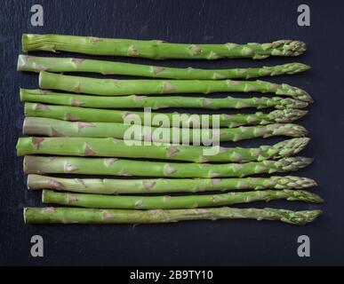 Asparagi su sfondo nero Foto Stock