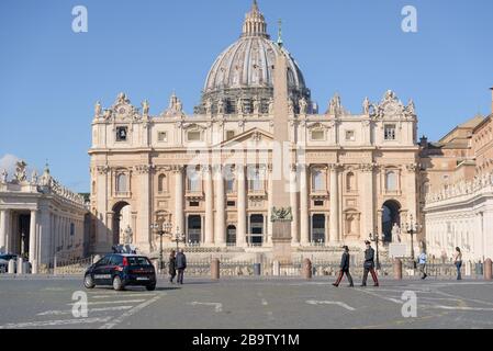 ROMA, ITALIA - 12 marzo 2020: La polizia controlla i movimenti di turisti intorno a San Pietro, in Vaticano. A seguito della pandemia di coronavirus, l'Italia è no Foto Stock