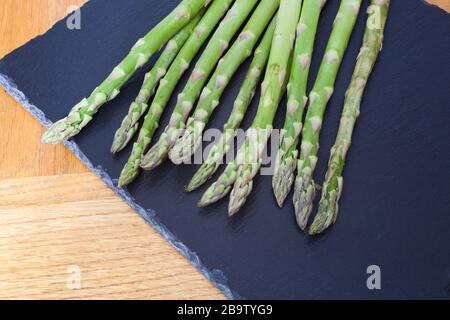 Asparagi su sfondo nero Foto Stock