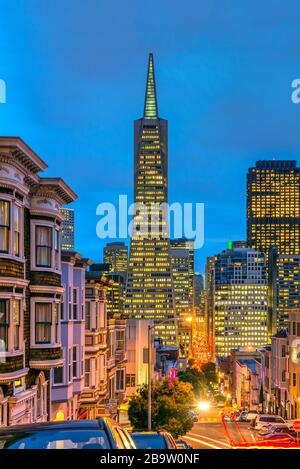 Vista notturna della skyline del centro da North Beach distretto di San Francisco, California, Stati Uniti d'America Foto Stock