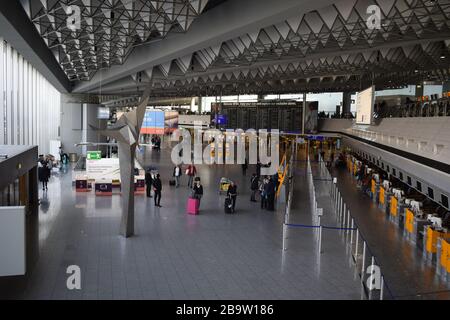 Terminal 1 all'aeroporto di Francoforte durante la crisi di Corona Foto Stock