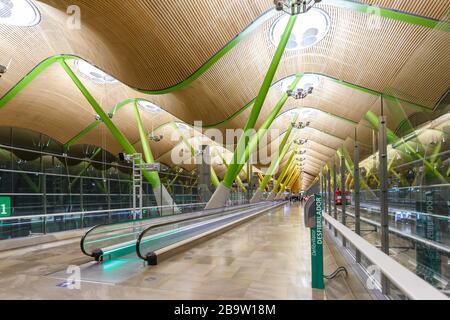 Madrid, Spagna – 20 novembre 2019: Terminal 4S dell'aeroporto Barajas di Madrid (MAD) in Spagna. Foto Stock