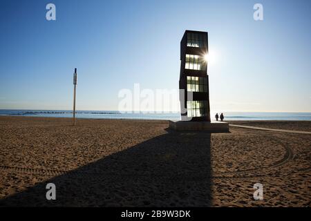 Una spiaggia all'alba a Barcellona, Spagna Foto Stock