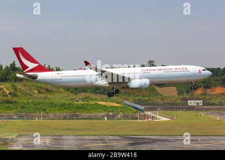 Chengdu, Cina – 21 settembre 2019: Aereo Cathay Dragon Airbus A330-300 all'aeroporto di Chengdu (CTU) in Cina. Airbus è un produttore di aerei europei Foto Stock