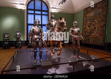 VIENNA, AUSTRIA, 3 LUGLIO 2016: Cavalieri corazzati con cavalli esposti dalla sezione Collection of Arms and Armor del Kunsthistorisches Museum. Foto Stock