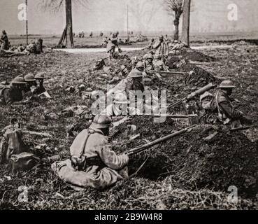 Truppe inglesi e francesi in box fucili che coprono una strada vicino a Nesle durante l'operazione Michael, che ha iniziato l'offensiva di primavera tedesca il 21 marzo 1918. È stato lanciato dalla linea Hindenburg, nelle vicinanze di Saint-Quentin, vicino a Cambrai, Francia. Il suo obiettivo era quello di rompere le linee alleate (Entente) e avanzare in direzione nord-ovest per prendere i porti del canale, che fornivano la British Expeditionary Force (BEF) e di guidare il BEF in mare. Foto Stock