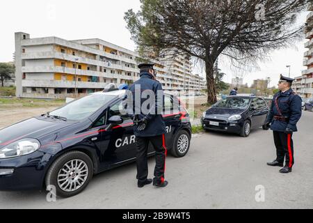 Napoli, CAMPANIA, ITALIA. 15 maggio 2019. 03/25/2020 Napoli, Scampia, i carabinieri e l'Elicotteri di Pontecagnano hanno presentato i nuovi droni che serviranno per il controllo degli incontri dei cittadini durante la quarantena per l'emergenza dal virus covid-19 Credit: Fabio Sasso/ZUMA Wire/Alamy Live News Foto Stock