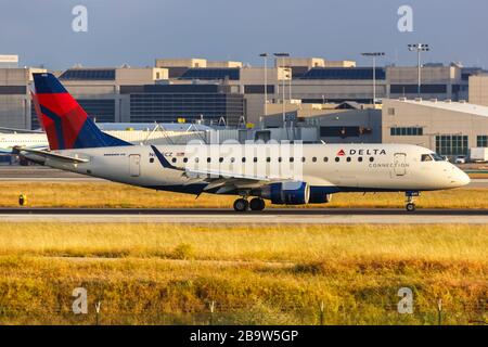 Los Angeles, California – 14 aprile 2019: Aereo Delta Connection Embraer 175 all'aeroporto internazionale di Los Angeles (LAX) in California. Foto Stock