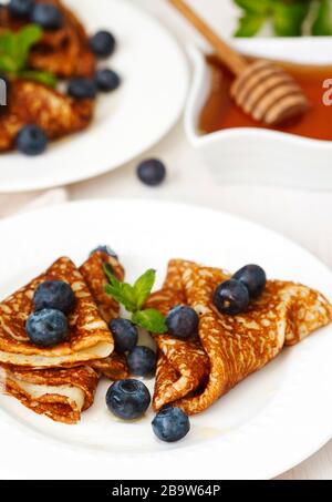 Crepes fatta in casa con mirtilli freschi e miele Foto Stock