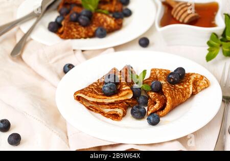 Crepes fatta in casa con mirtilli freschi e miele Foto Stock