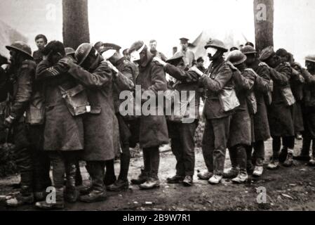 Le truppe della 55a Divisione del Lancashire Occidentale che soffrono degli effetti del gas in una stazione di medicazione durante la Battaglia dei Lys, nota anche come la Quarta Battaglia di Ypres, È stato combattuto dal 7 aprile al 29 aprile 1918 e fa parte dell'offensiva di primavera tedesca nelle Fiandre durante la prima guerra mondiale Foto Stock