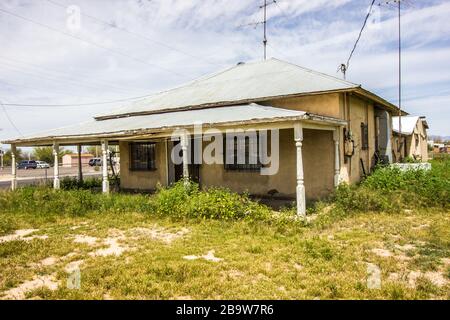 Vecchio abbandonato One Level Home con barre su Windows Foto Stock