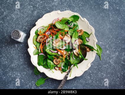 Insalata di spinaci con sherried funghi e carote, vista dall'alto Foto Stock