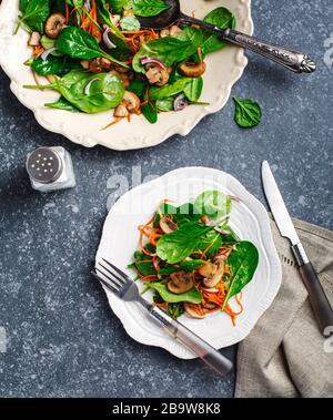 Insalata di spinaci con sherried funghi e carote, vista dall'alto Foto Stock