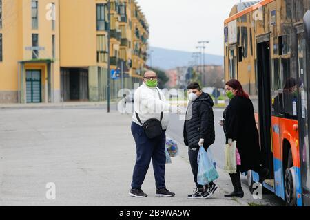 Napoli, CAMPANIA, ITALIA. 15 maggio 2019. 3/25/2020 Napoli, nella periferia settentrionale del distretto di Scampia, l'arma dei carabinieri controlla la quarantena per combattere la pandemia del virus covid-19 Credit: Fabio Sasso/ZUMA Wire/Alamy Live News Foto Stock