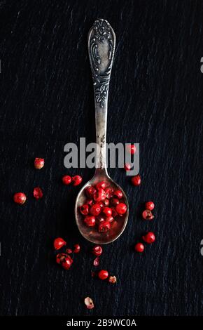 Peperoni rosa in cucchiaio, vista dall'alto Foto Stock