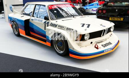 Vista frontale di tre quarti di una BMW 1978 320 Gruppo 5, BMW Junior Team Racing Car, precedentemente guidata da Eddie Cheever, al London Classic Car Show Foto Stock