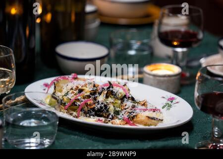 Cavolo ispi alla griglia, condimento Caesar, parmigiano e nocciole Foto Stock