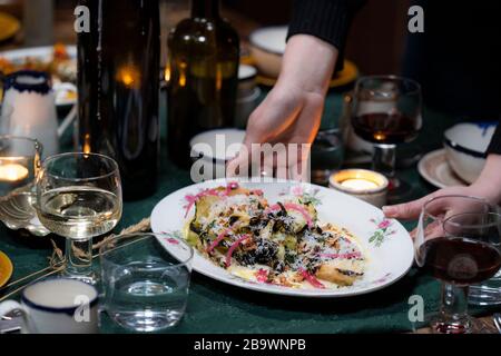 Cavolo ispi alla griglia, condimento Caesar, parmigiano e nocciole Foto Stock