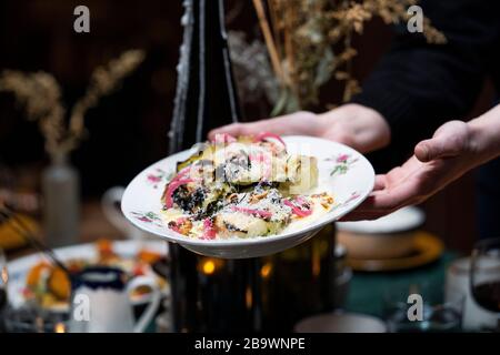 Cavolo ispi alla griglia, condimento Caesar, parmigiano e nocciole Foto Stock