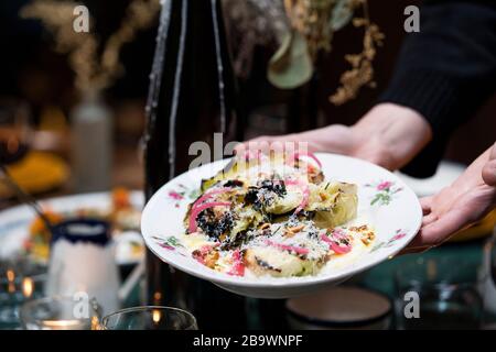 Cavolo ispi alla griglia, condimento Caesar, parmigiano e nocciole Foto Stock