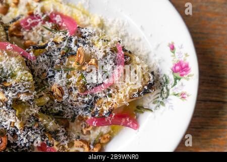 Cavolo ispi alla griglia, condimento Caesar, parmigiano e nocciole Foto Stock