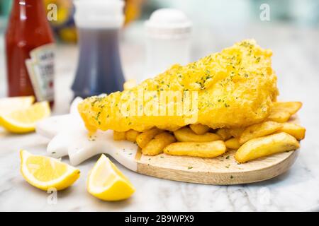 Pesce n tripli patatine cotte al mercato alimentare. Foto Stock