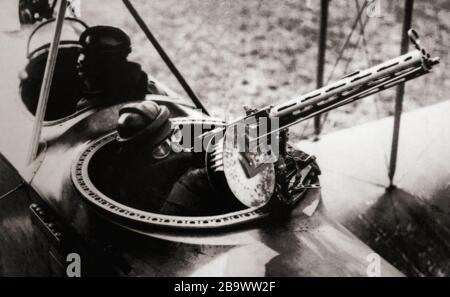 Un osservatore che manna una mitragliatrice in un Albatros C.V, velivolo di ricognizione militare tedesco utilizzato dalla Deutsche Luftstreitkräfte (forze aeree tedesche) nella prima guerra mondiale nel 1916. Foto Stock