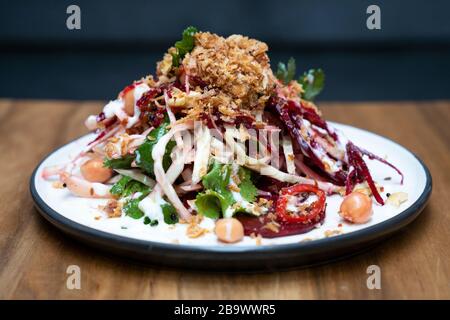 Beetroot Thoran, scallot croccante, insalata di ispirazione indiana al curry secco con cocco Foto Stock