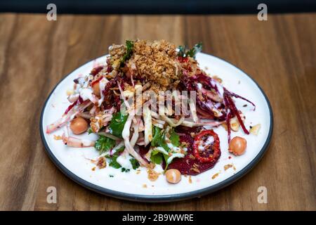 Beetroot Thoran, scallot croccante, insalata di ispirazione indiana al curry secco con cocco Foto Stock