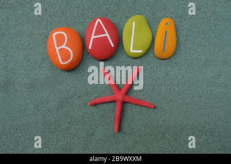 Bali, provincia dell'Indonesia e la più occidentale delle isole minori Sunda, souvenir con lettere in pietra multicolore e una stella marina rossa su verde Foto Stock