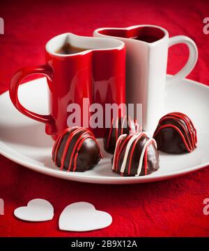 Tazza di caffè a forma di cuore e cioccolatini Foto Stock