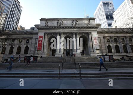 New York, NY, USA. 18 Marzo 2020. COVID 19, NY Public Library out and about for Coronavirus Disease COVID-19 Pandemic Impacts New Yorkers, New York, NY 18 marzo 2020. Credit: Kristin Callahan/Everett Collection/Alamy Live News Foto Stock