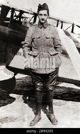 Un ritratto di Georges Guynemer (1894-1917) di fronte al suo SPAD VII Era il secondo asso di caccia francese con 54 vittorie durante la prima guerra mondiale e un eroe nazionale francese al momento della sua morte. Foto Stock